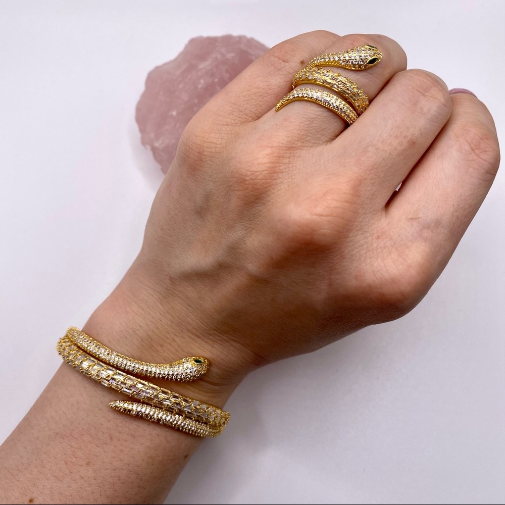 18K Gold Plated snake shape bracelet!